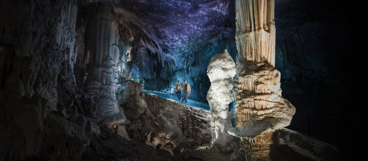 Lopen door de grotten van Postojna