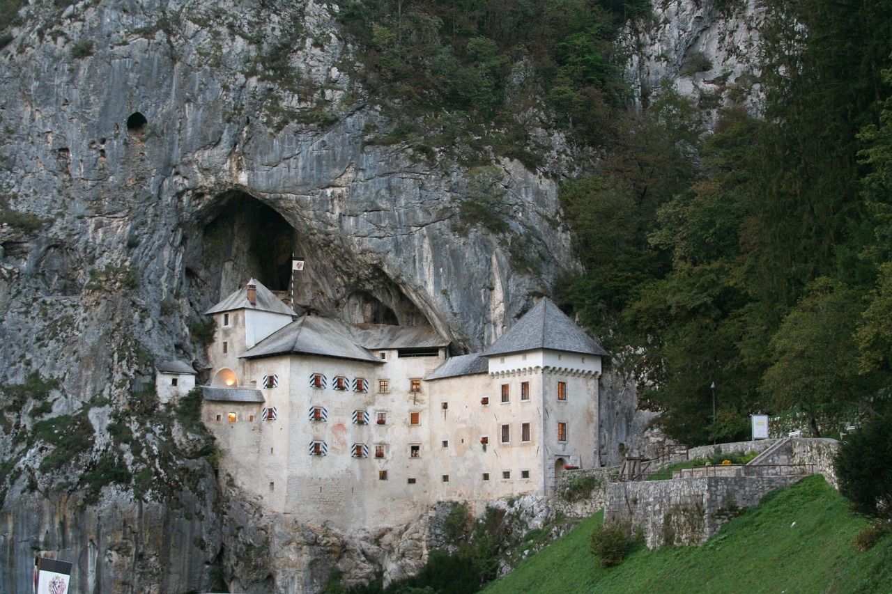 Het kasteel bij de grotten van postojna