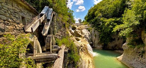 De waterval van Kotli in Istrië
