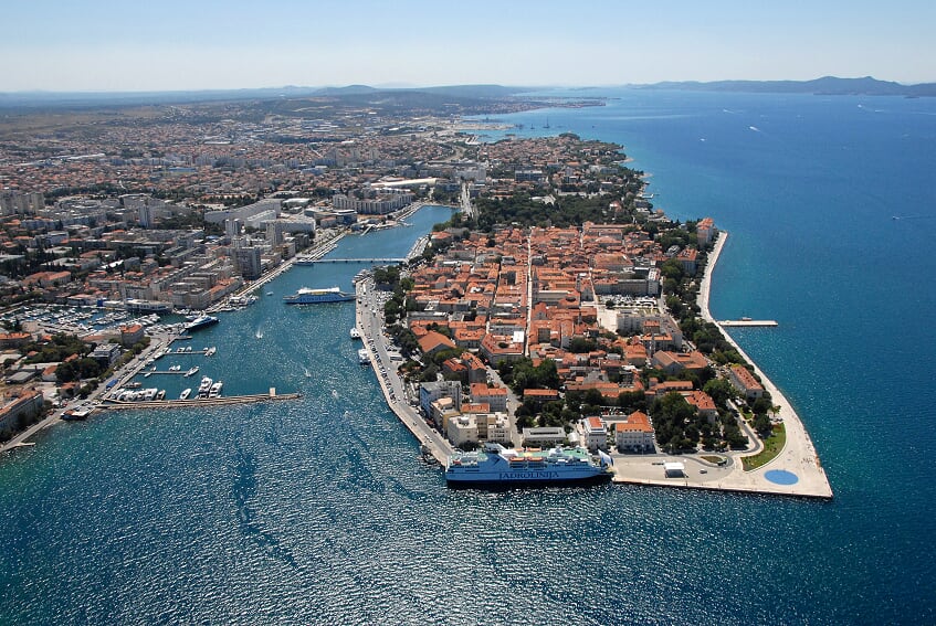 Een panaroma foto van de stad Zadar