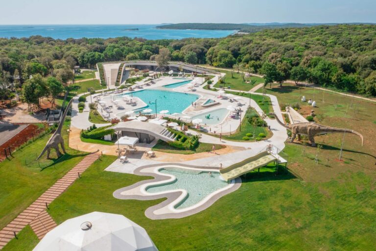 Het zwembad en paleo park Camping Mon Perin in Kroatië in het plaatsje Bale