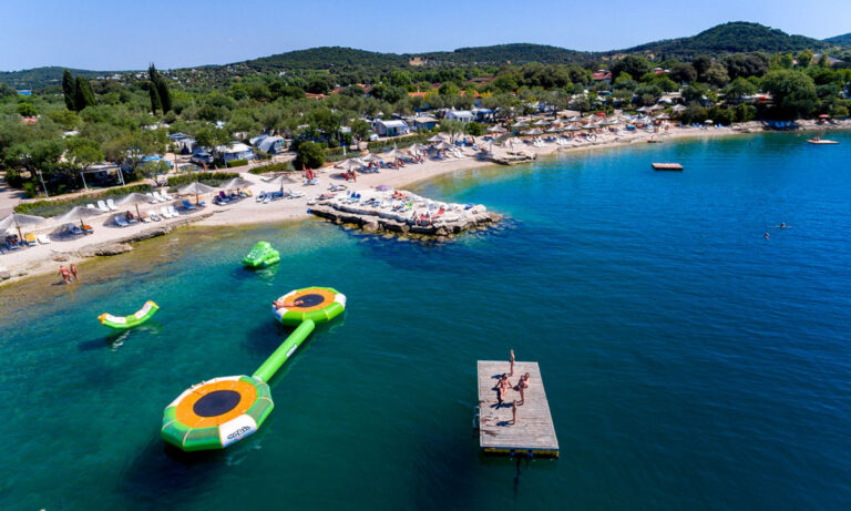 Het strand van camping kanegra in kroatie