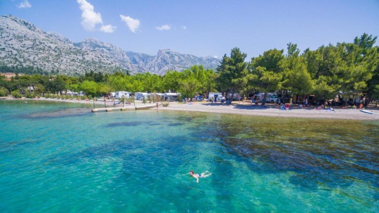 Camping Paklenica zwembad Kroatie