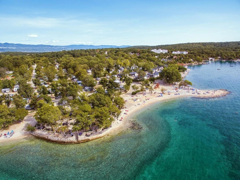 De boulevard van camping aminess atea resort op het eiland krk in kroatie