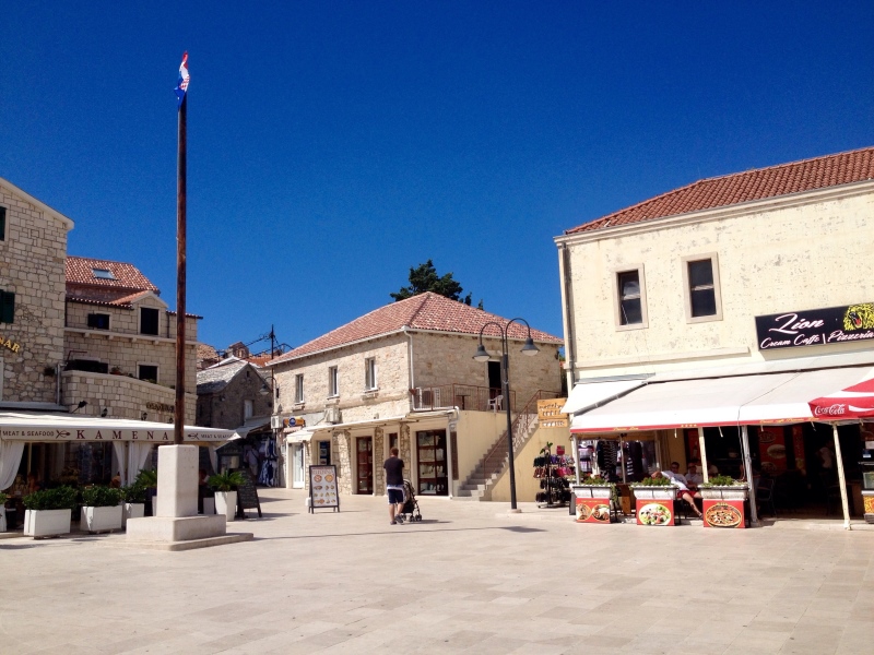 het marktplein van De plaats primosten gelegen in kroatie