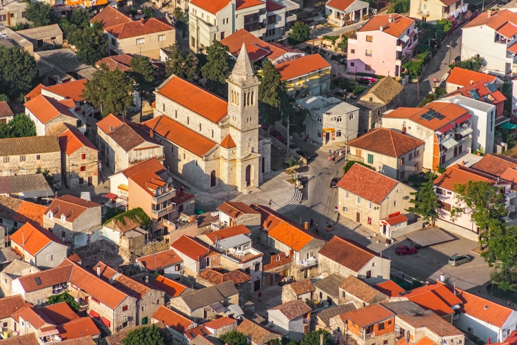de oude stad van pakostane in kroatie