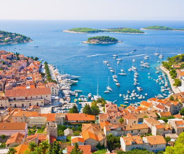Het eiland Hvar in Kroatie. In beeld zie je hvar stad en de haven