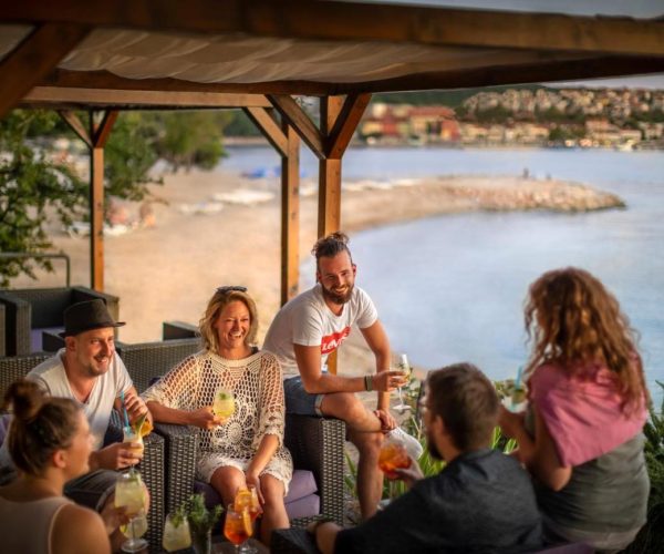 Beachbar op camping aminess atea resort op het eiland krk in kroatie