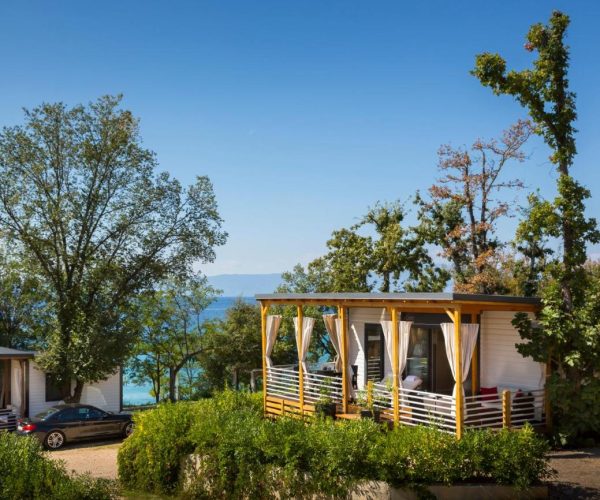De mobile homes van camping aminess atea resort op het eiland krk in kroatie