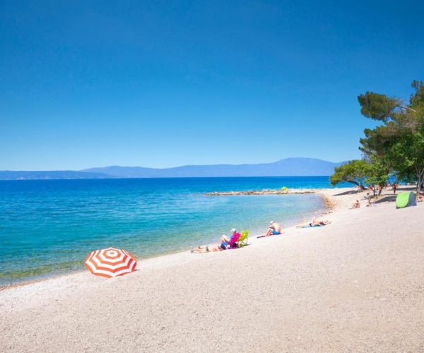 Het strand van camping aminess atea resort op het eiland krk in kroatie