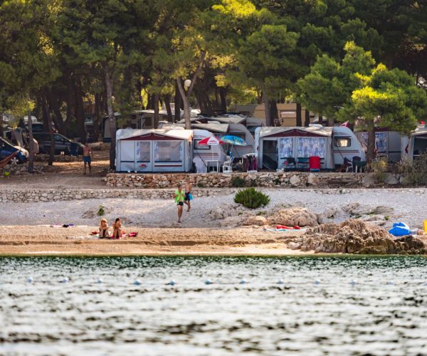 Staanplaatsen op Camping Adriatic bij Primosten in kroatie