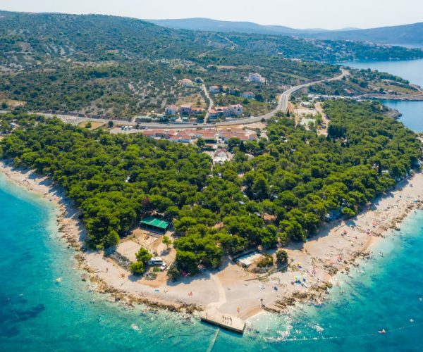 Het strand van Camping Adriatic bij Primosten in kroatie