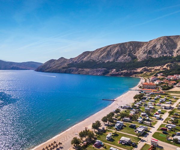 Het strand van camping baska beach in kroatie op het eiland krk