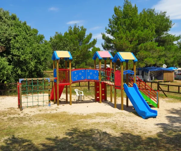 camping lopari in dalmatie kinderspeeltuin