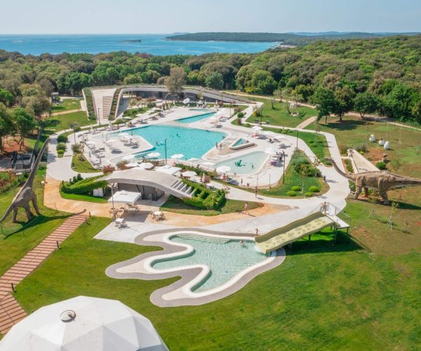Het zwembad en paleo park Camping Mon Perin in Kroatië in het plaatsje Bale