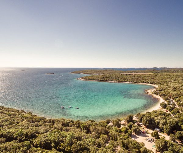 Het strand van Camping Mon Perin in Kroatië in het plaatsje Bale