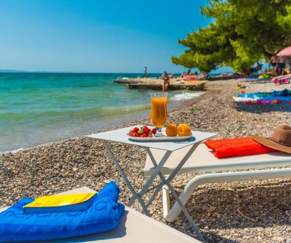 Het strand van camping paklenica in kroatie