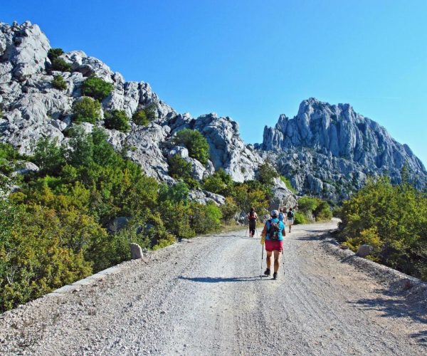Wandelen in de natuur van camping paklenica in kroatie
