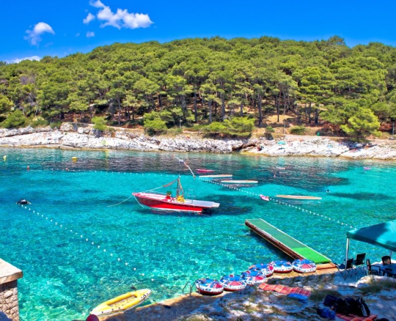 Het cikat strand op het eiland losinj in kroatie