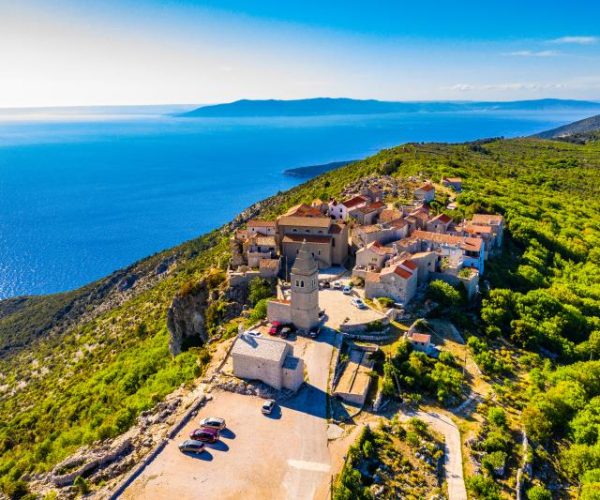 Het dorpje lubenice op het eiland cres in kroatie
