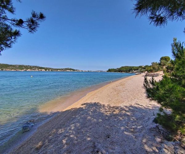 Het strand van Oliva green camping in kroatie